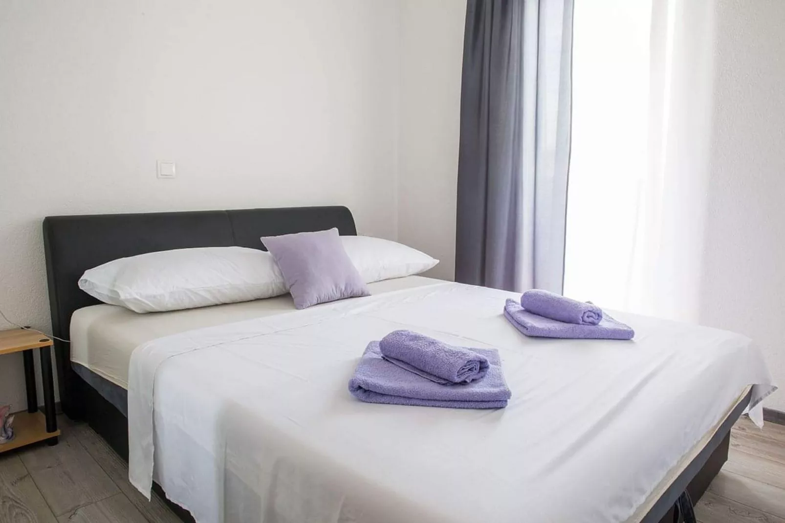 Holiday Home J&D No.3-Six Bedroom House  with Pool-Slaapkamer