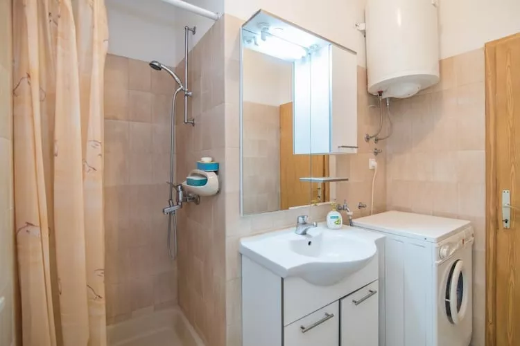 Apartment Vrandecic - Two Bedroom Apartment with Garden Terrace (Žarka) (ST)-Badkamer