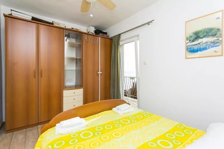 Guest House Fontana - Two Bedroom Apartment with Balcony and Sea View - Slaapkamer