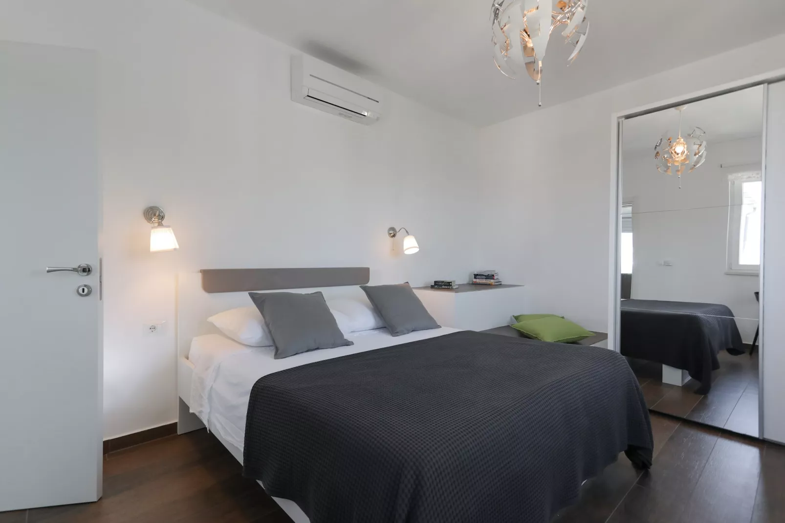 Apartment M&J - Comfort Two Bedroom Apartment with Terrace and Sea View (Škaro)-Slaapkamer