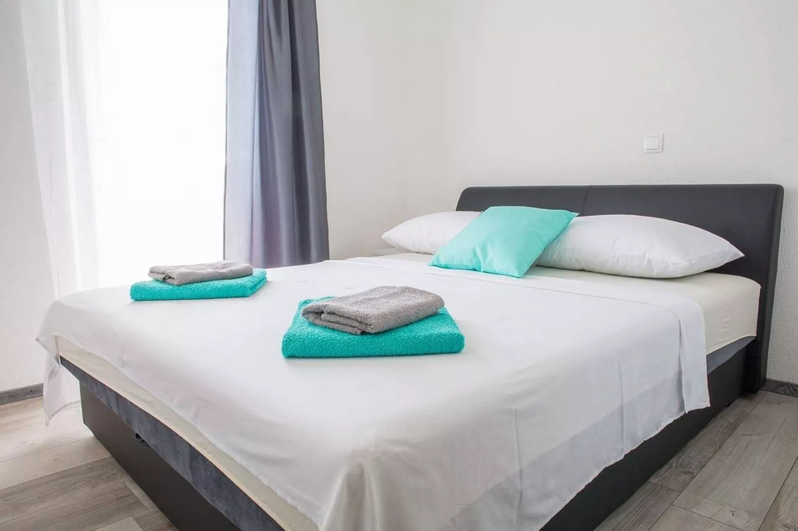 Holiday Home J&D No.3-Six Bedroom House  with Pool-Slaapkamer