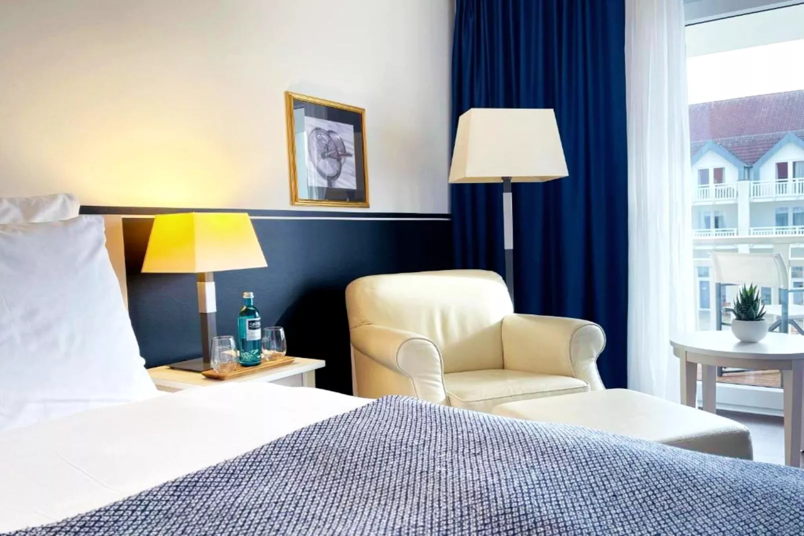 Hafendorf Superior Double Room with Lakeview Balcony-Slaapkamer