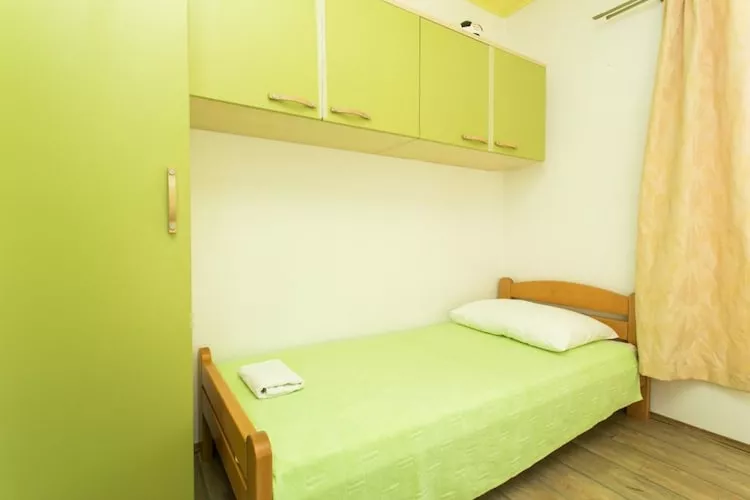 Guest House Fontana - Two Bedroom Apartment with Balcony and Sea View - Slaapkamer
