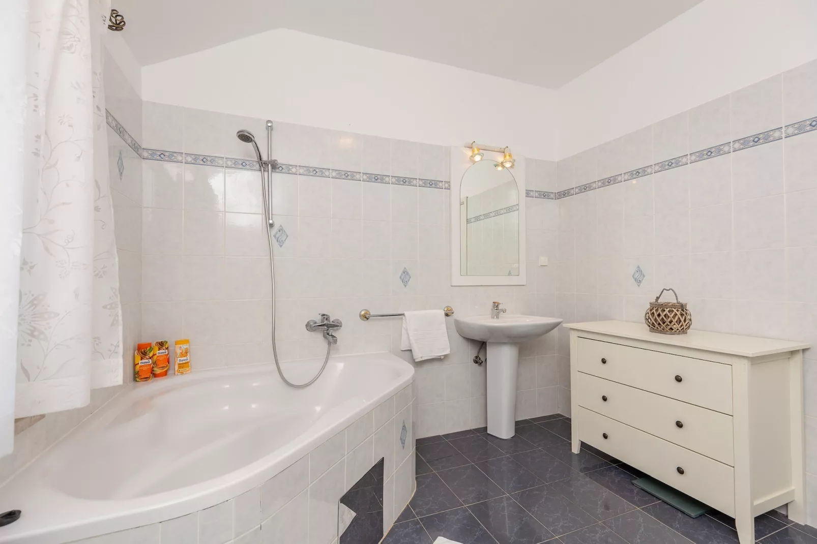 Holiday Home Trojković- Four Bedroom Holiday Home with Terrace and Swimming Pool-Badkamer