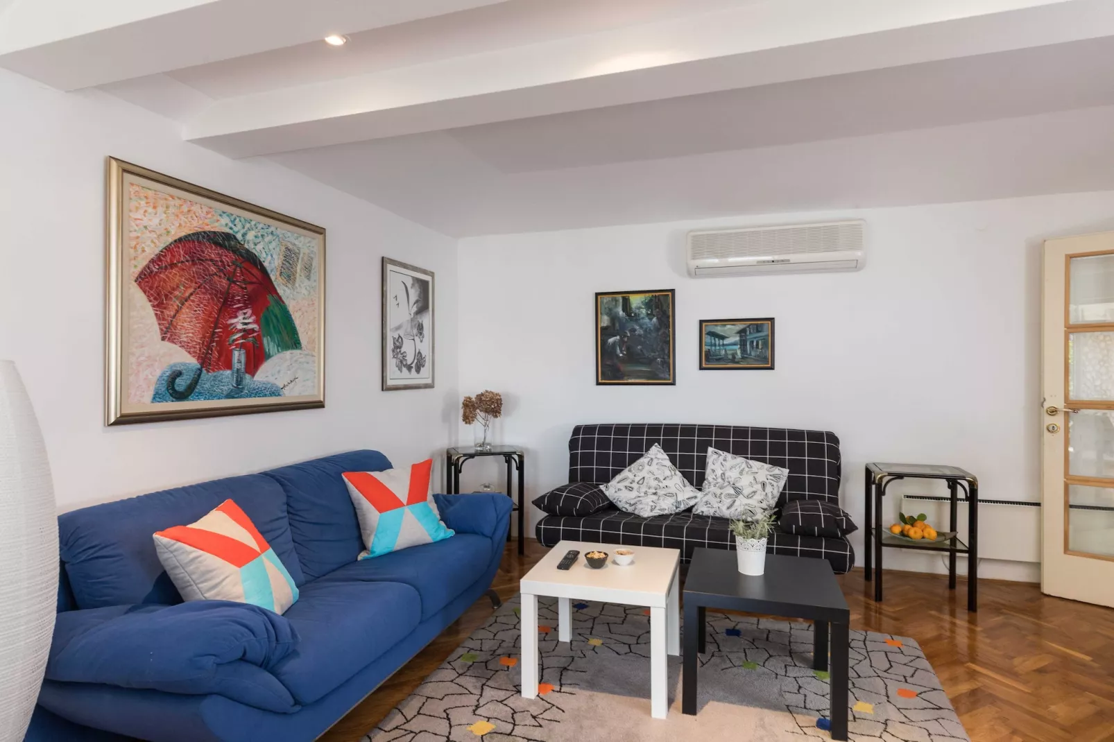 Apartment Dubo - One Bedroom Apartment with Balcony-Woonkamer