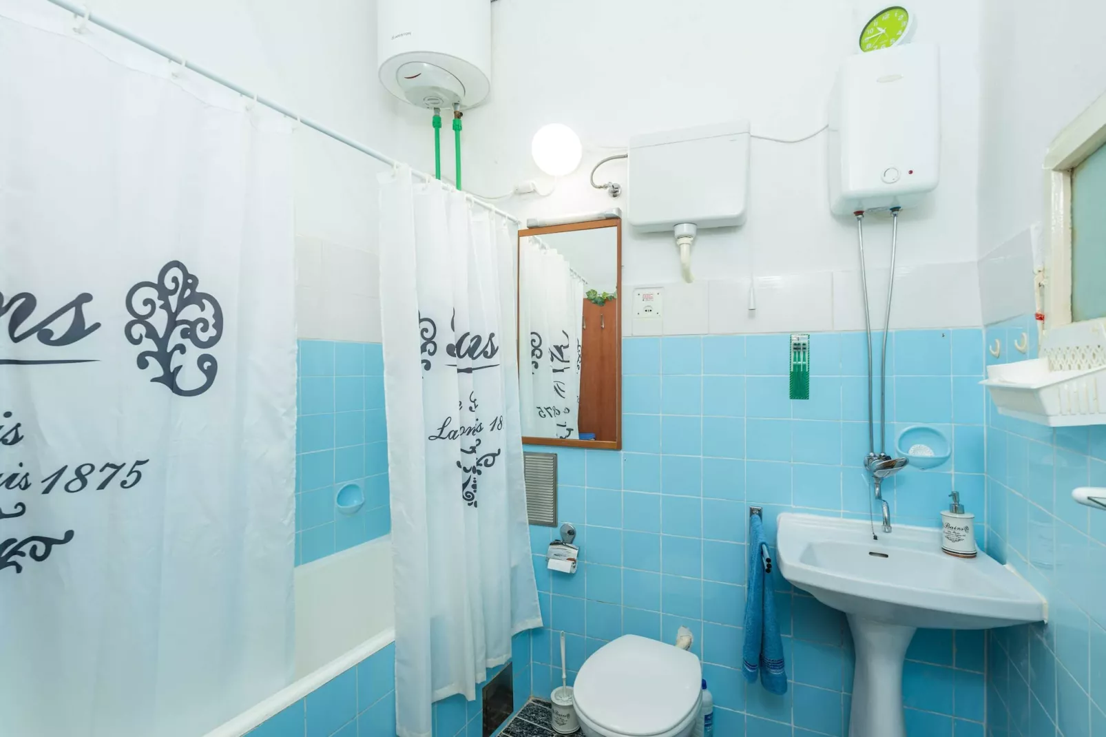 Two Stars Two Beds Downtown Apartment - One-Bedroom Apartment-Badkamer