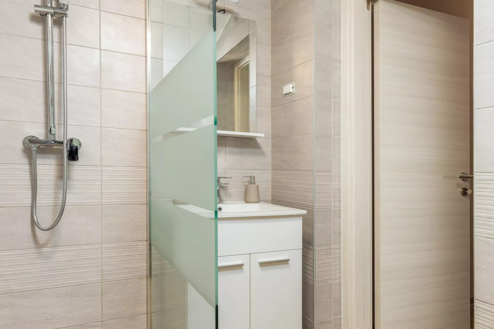 Marceta Apartment 3 - Pool and Big Garden-Badkamer