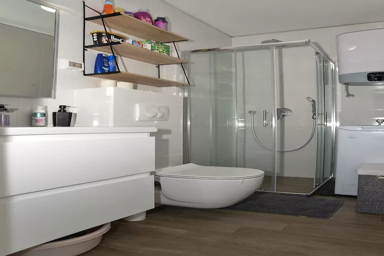 Apartment Nicole - One Bedroom Apartment with Balcony-Badkamer