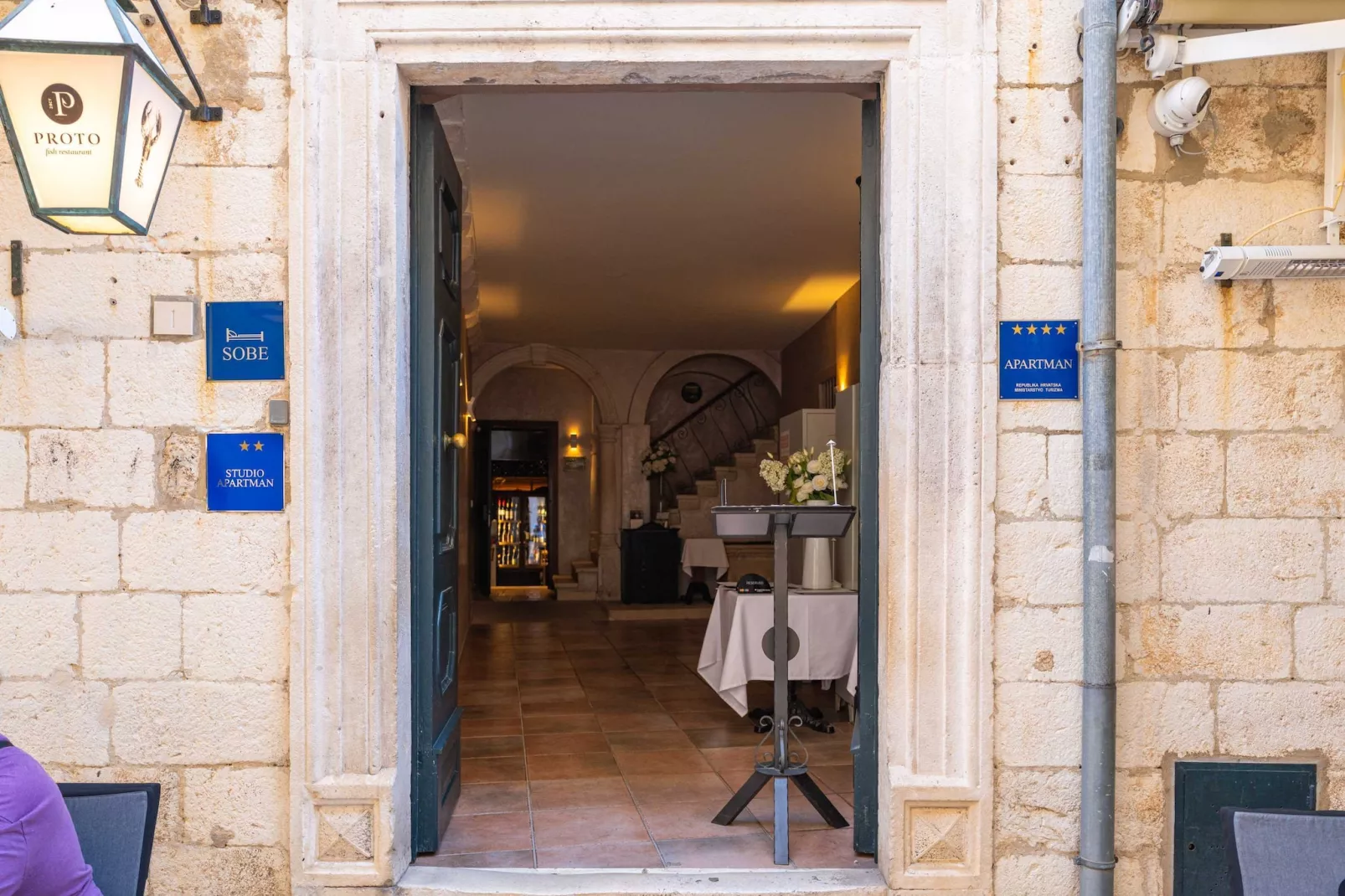 Two Stars Two Beds Downtown Apartment - One-Bedroom Apartment