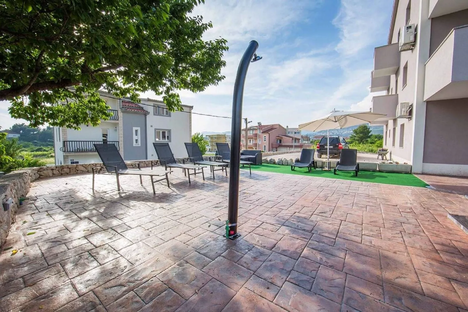 Holiday Home J&D No.3-Six Bedroom House  with Pool-Buitenlucht