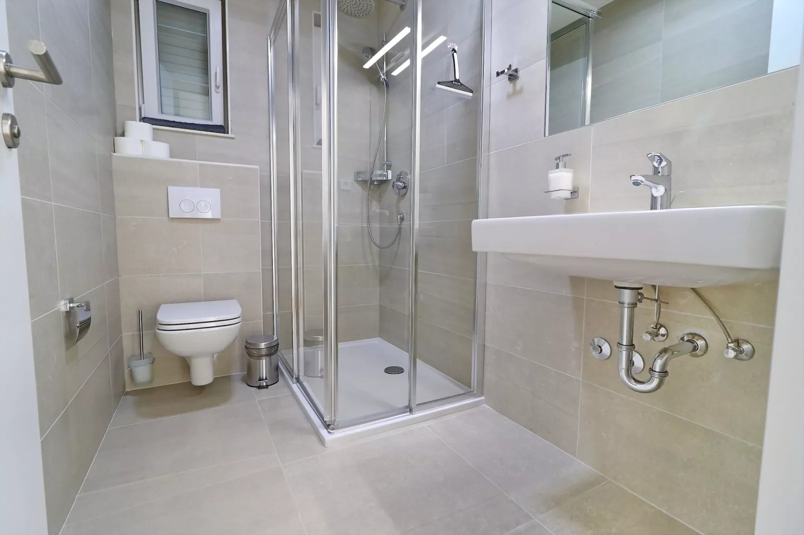 Villa E & D  - Four Bedroom Villa with Pool and Patio - Villa E-Badkamer