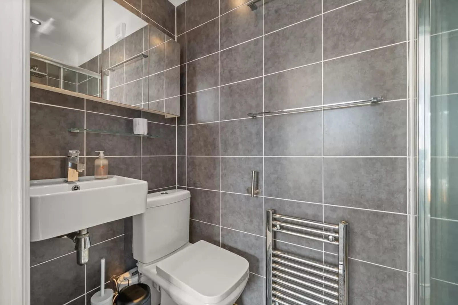 RG1 De Montfort Rd-Badkamer