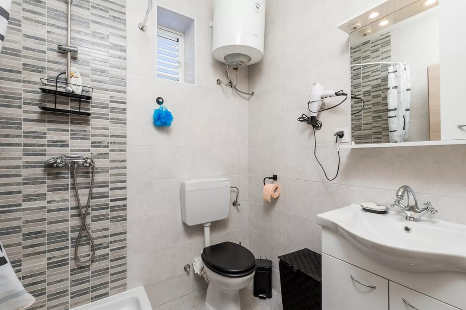 Apartments Sun 4 You - Two Bedroom Apartment with Balcony and Sea View (Apartment 2)-Badkamer