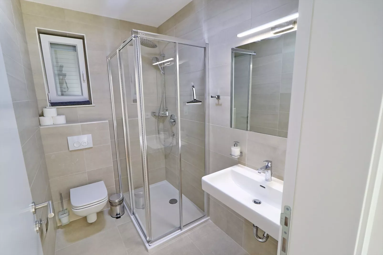 Villa E & D  - Four Bedroom Villa with Pool and Patio - Villa E-Badkamer