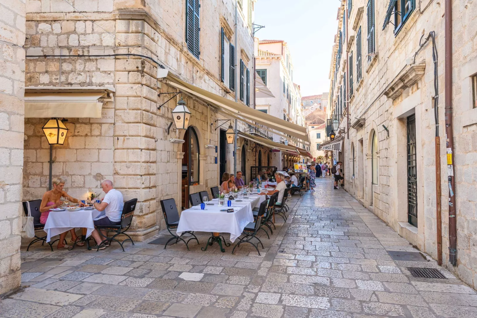 Two Stars Two Beds Downtown Apartment - One-Bedroom Apartment-Buitenlucht