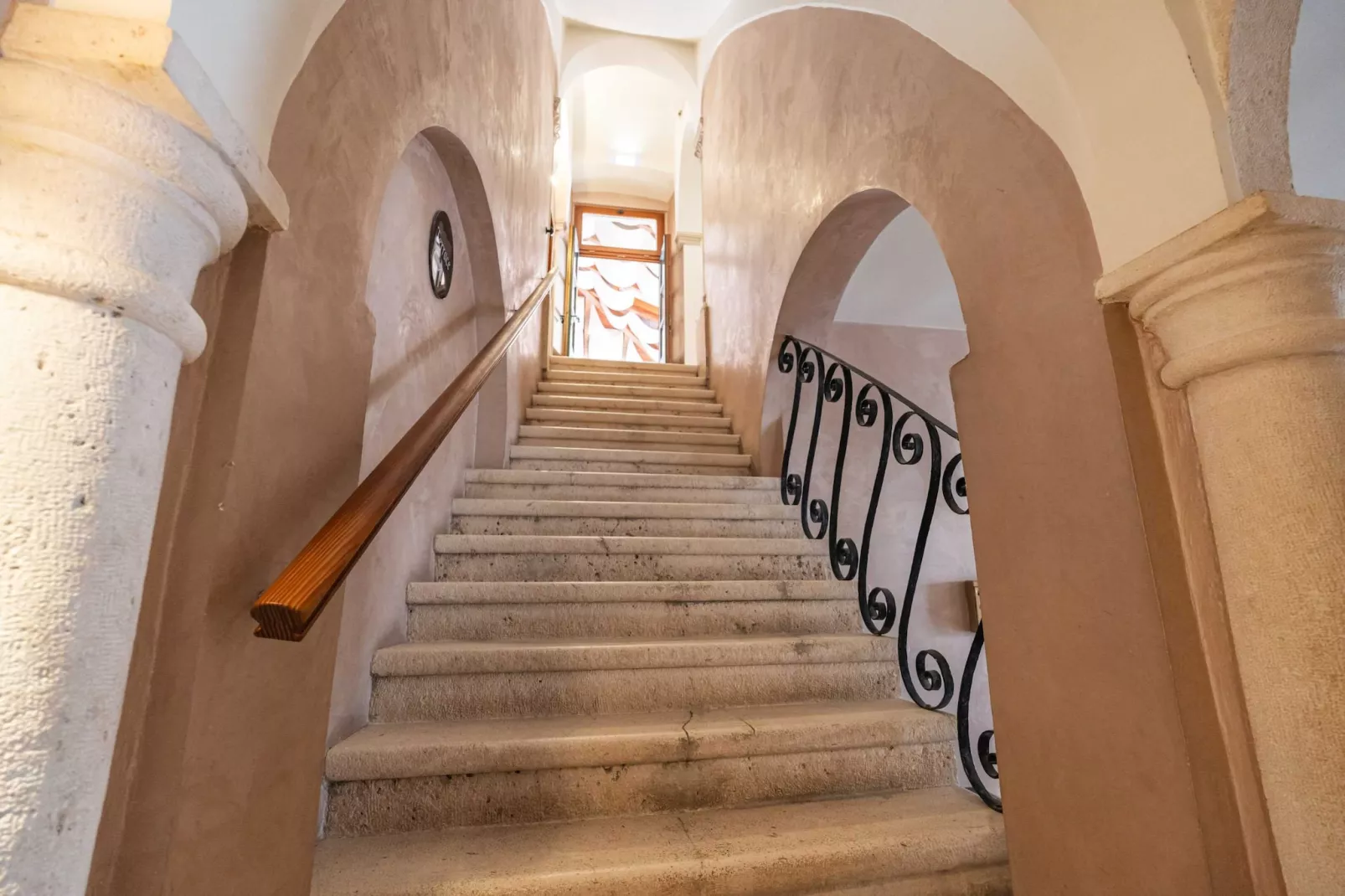 Two Stars Two Beds Downtown Apartment - One-Bedroom Apartment-Buitenlucht