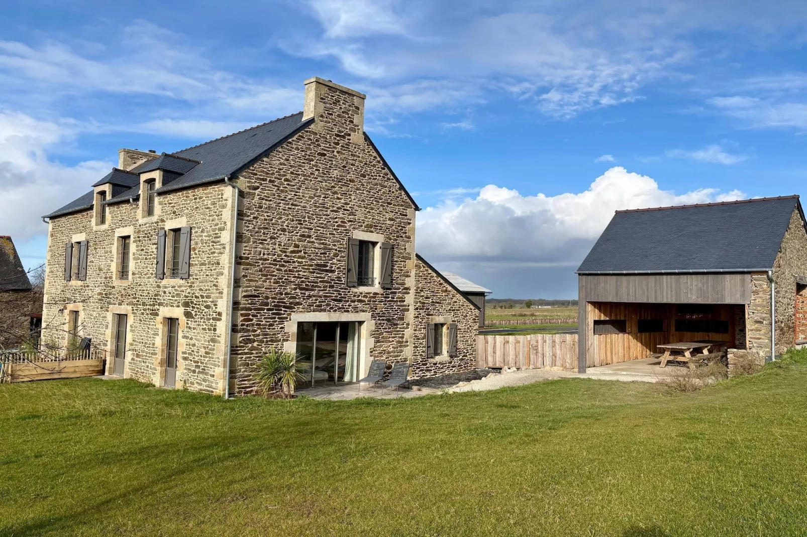 Joli gîte à Corseul-Buitenkant zomer