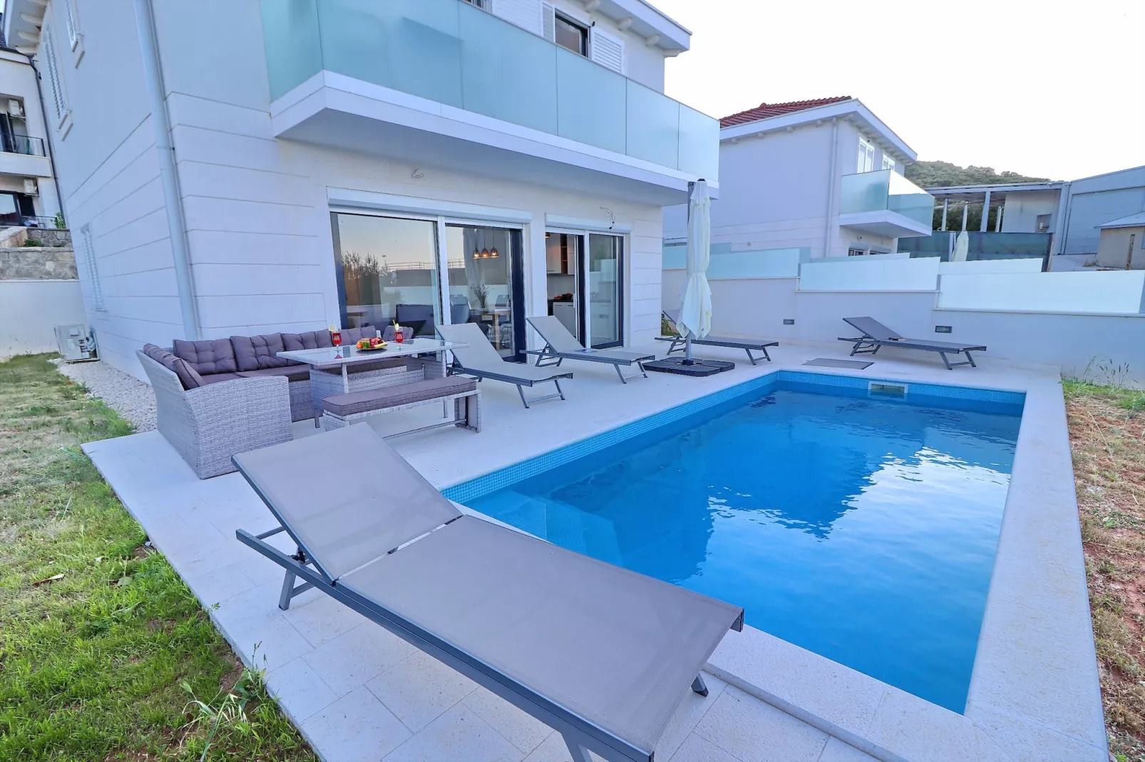 Villa E & D  - Four Bedroom Villa with Pool and Patio - Villa E-Zwembad