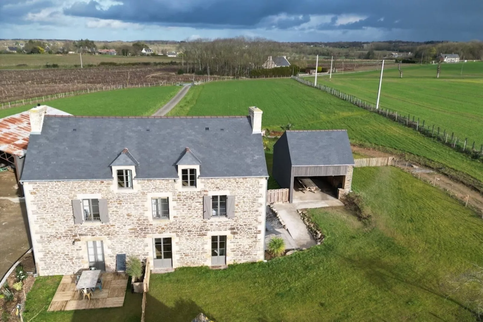 Joli gîte à Corseul-Buitenkant zomer