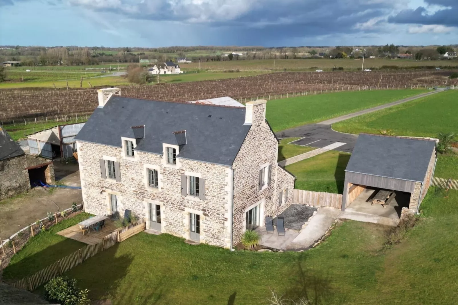 Joli gîte à Corseul-Buitenkant zomer