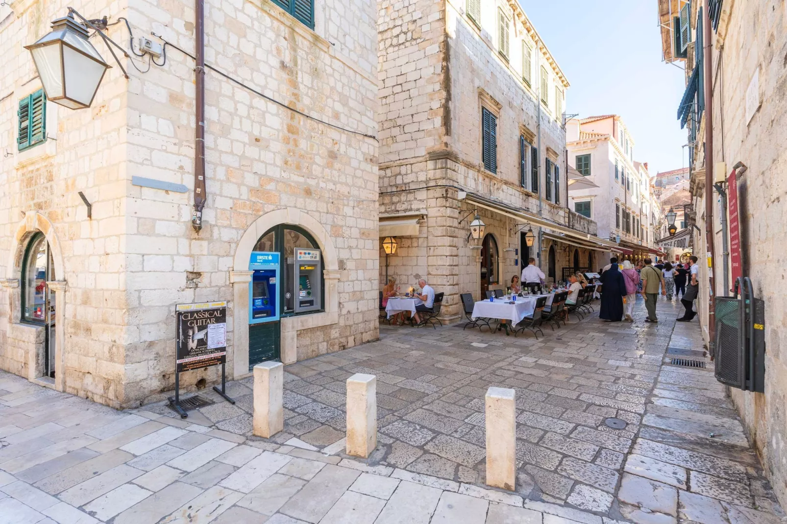 Two Stars Two Beds Downtown Apartment - One-Bedroom Apartment-Buitenlucht