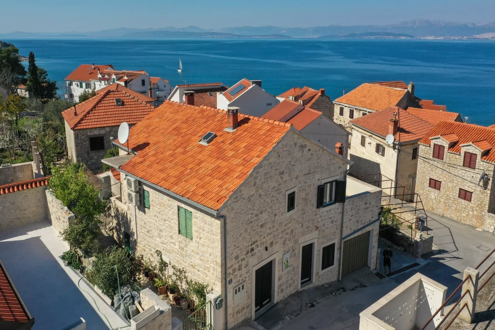 Apartment M&J - Comfort Two Bedroom Apartment with Terrace and Sea View (Škaro)-Buitenlucht