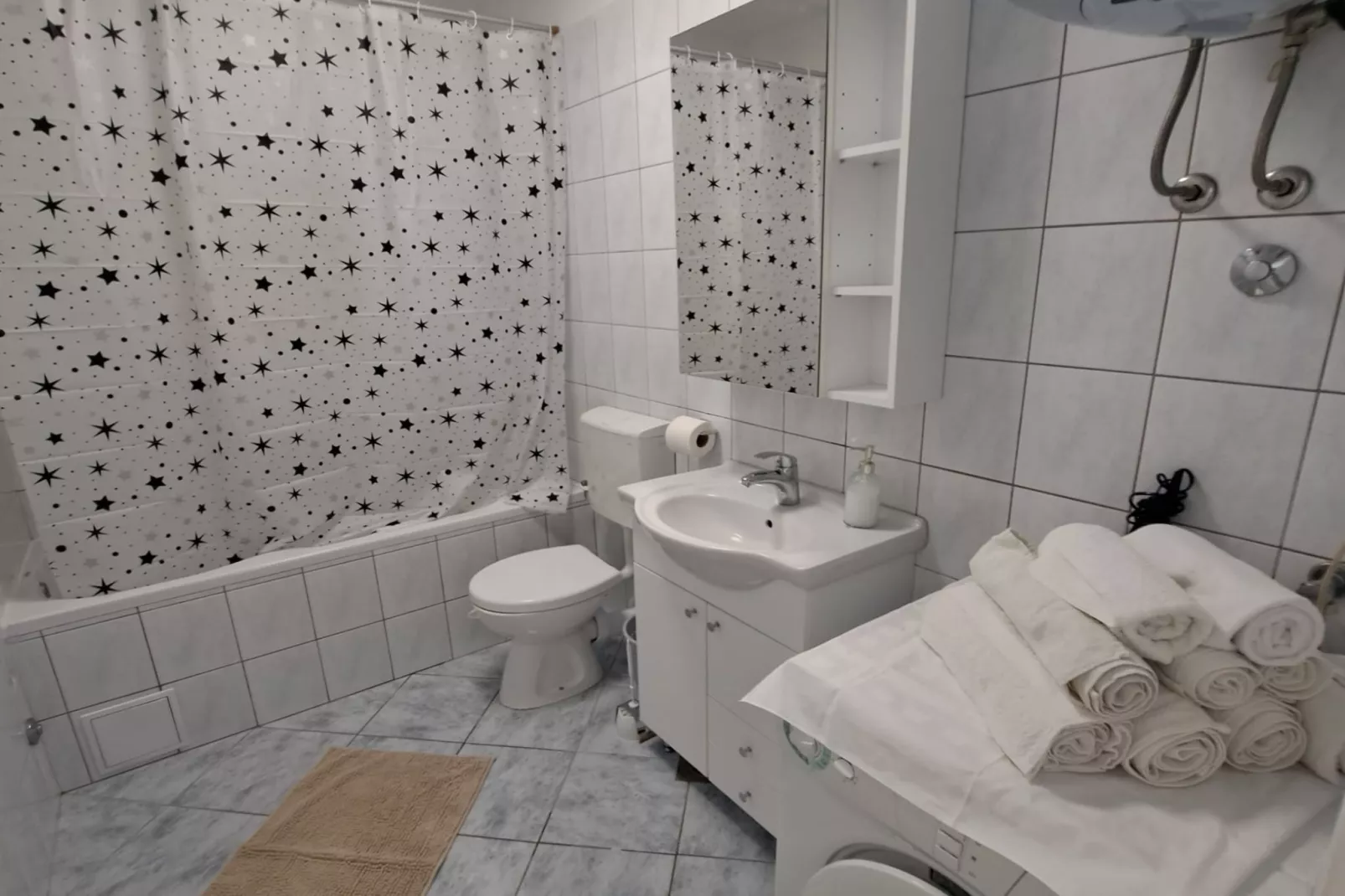 Apartment Marko (ST) - Three Bedroom Apartment with Balcony and Garden View-Badkamer