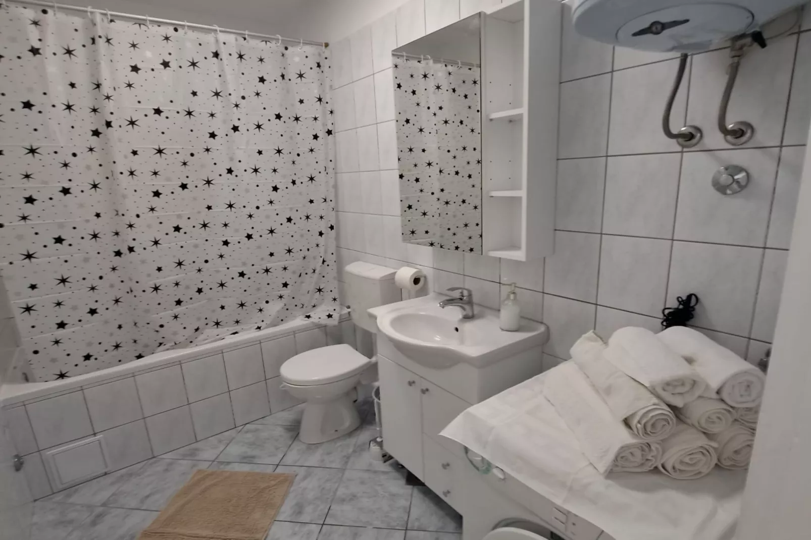 Apartment Marko (ST) - Three Bedroom Apartment with Balcony and Garden View-Badkamer