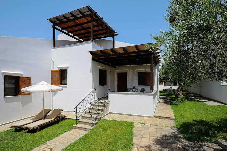 Holiday homes Trikorfo Beach, Gerakini-Panorama Senior, pax 2-6-Tuinen zomer