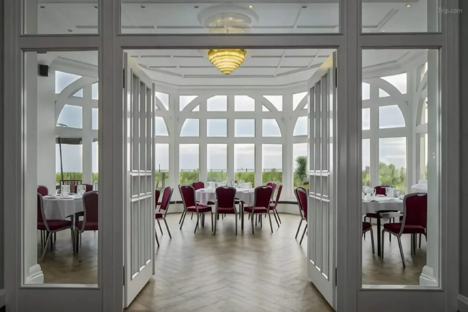 Superior Feature w\/ View-Eetkamer