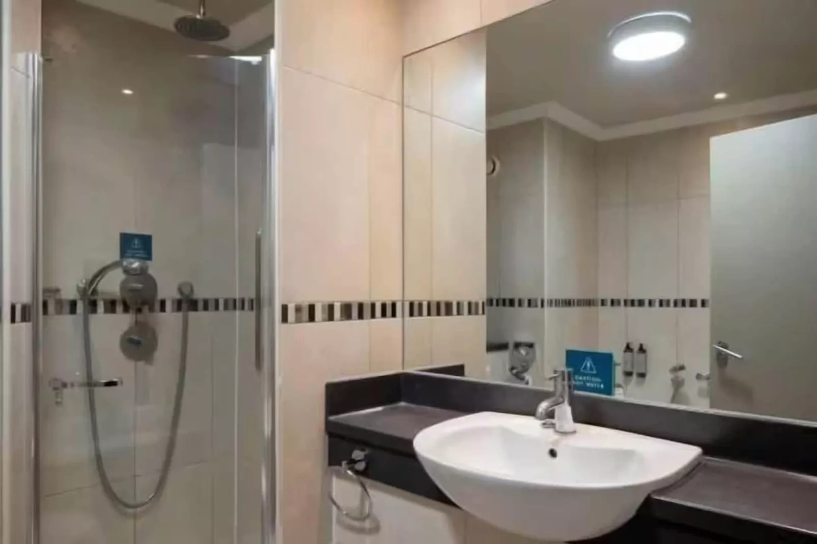 Standard Double Room-Badkamer