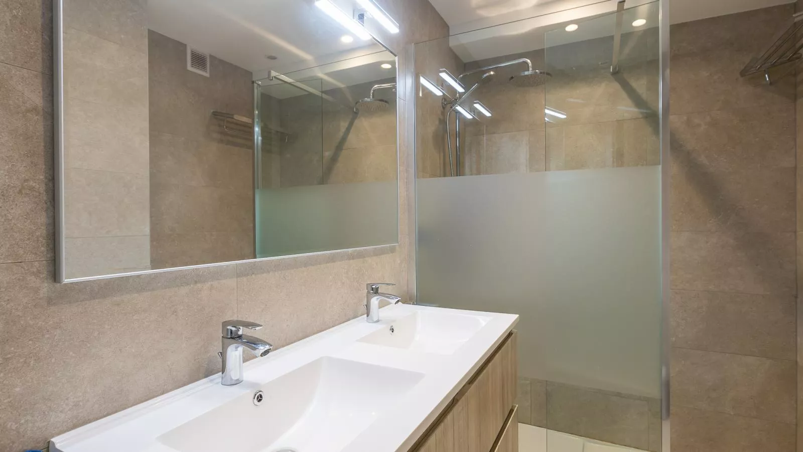 Sydney - 0902 + park. KTY250-Badkamer