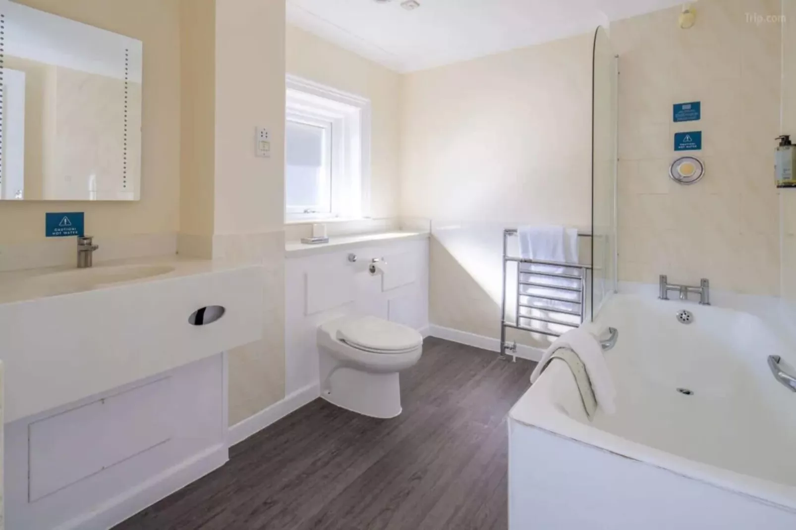 Superior Feature w\/ View-Badkamer