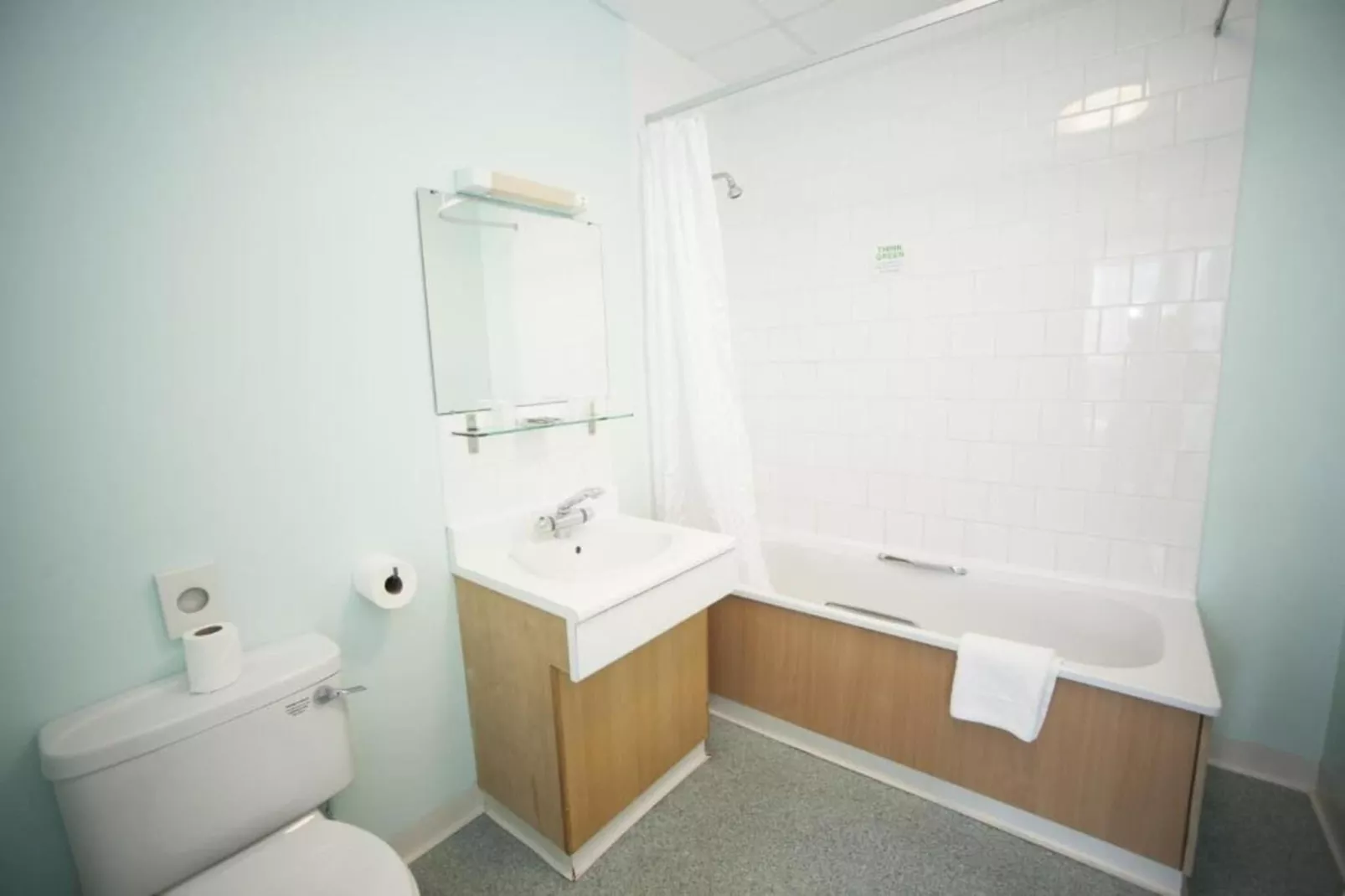 Standard Triple Room-Badkamer