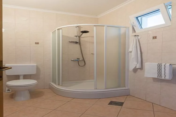 House Rašica - One Bedroom Apartment with Terrace and Sea view (2)-Badkamer