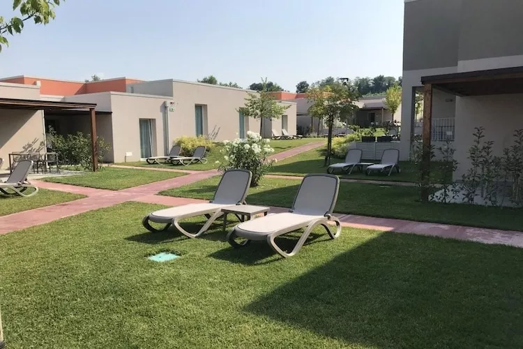 Sisan Family Resort Cisano di Bardolino - App 4 pax-Tuinen zomer