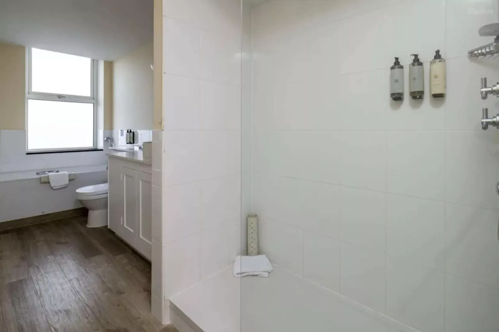 Superior Feature w\/ View-Badkamer