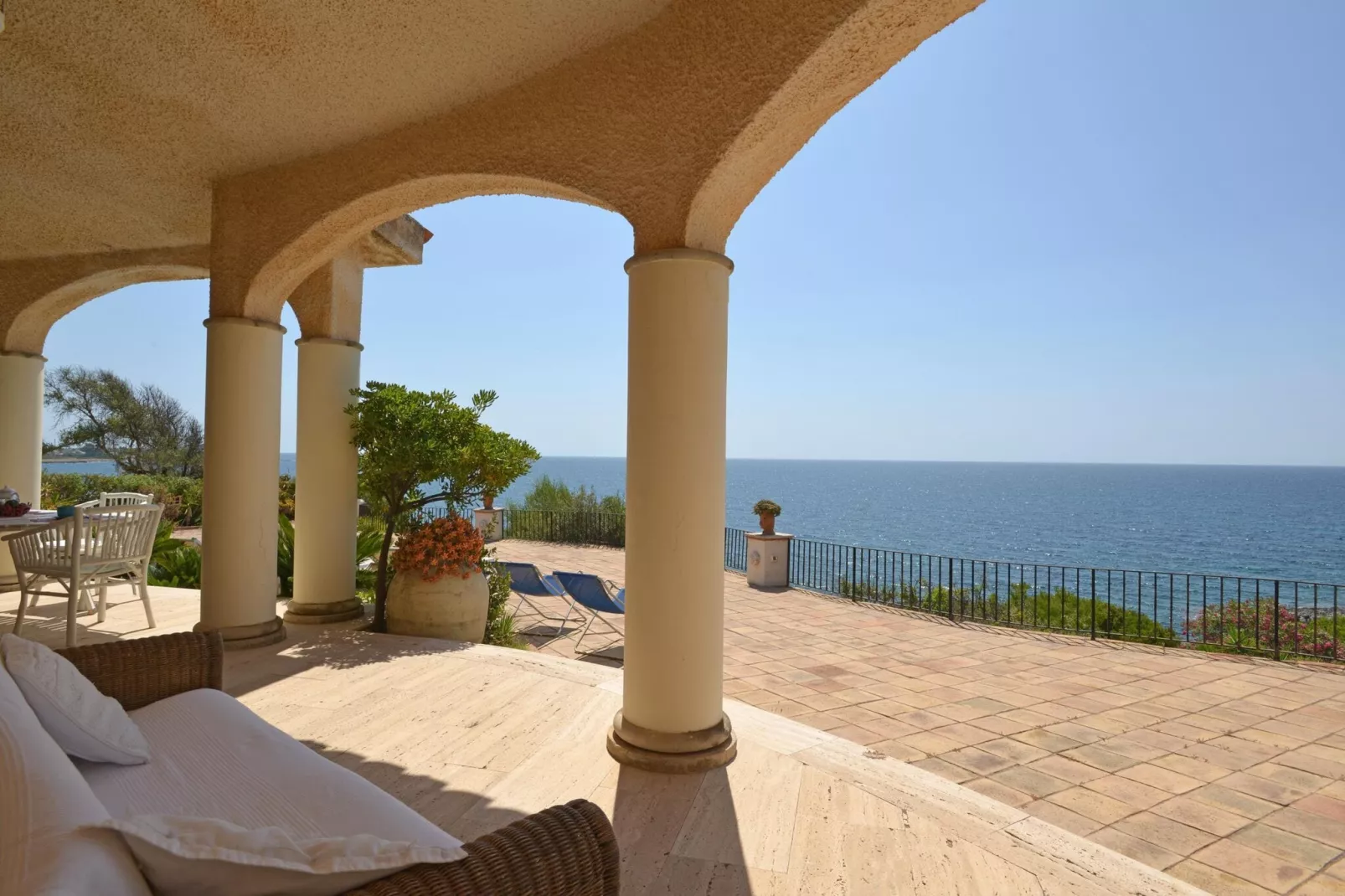 Villa AcquaDiMare direkt am Meer in Fontane Bianche-Terrasbalkon