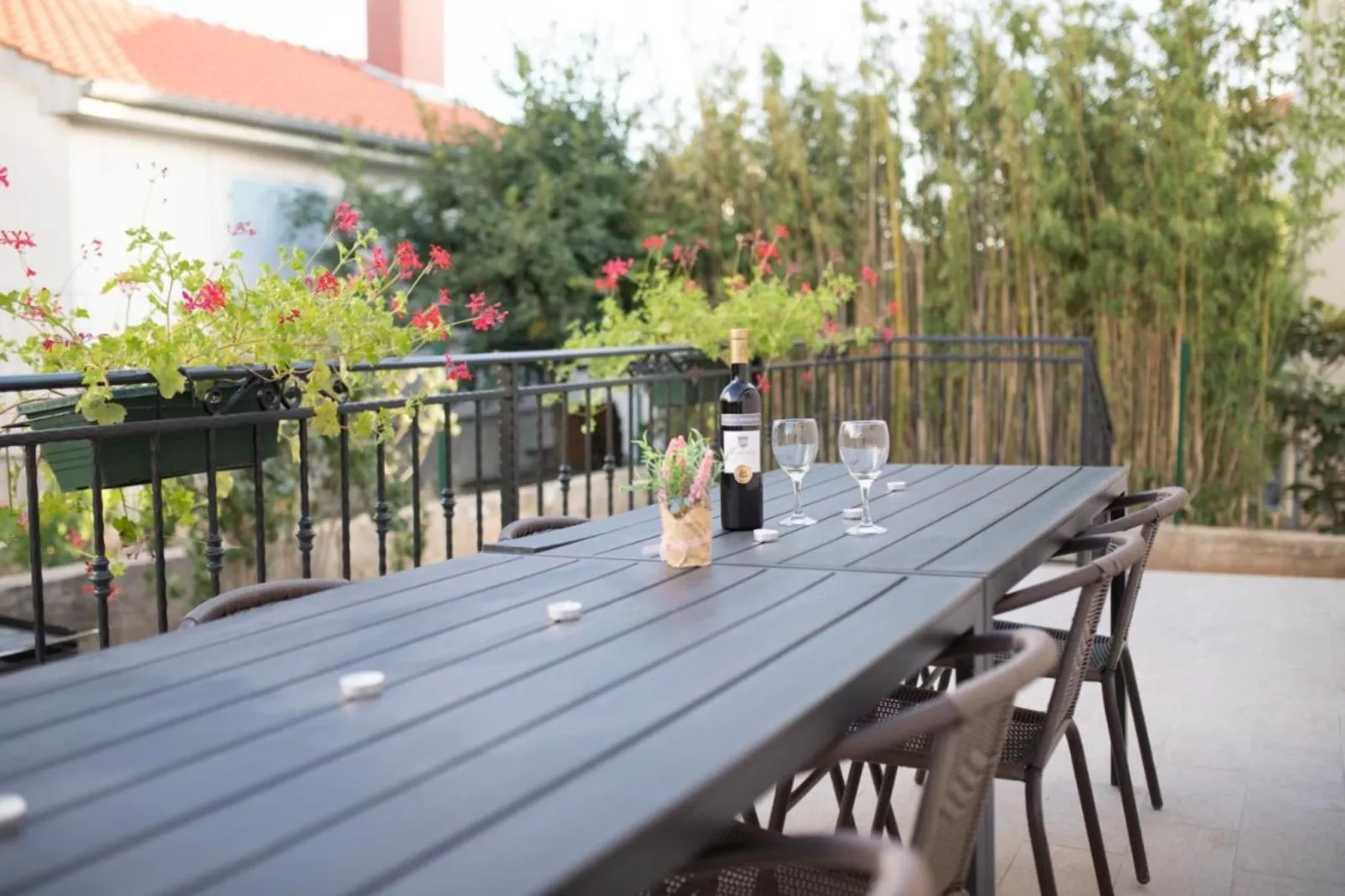 Mihael Holiday House - Three Bedroom Holiday Home with jacuzzi-Eetkamer