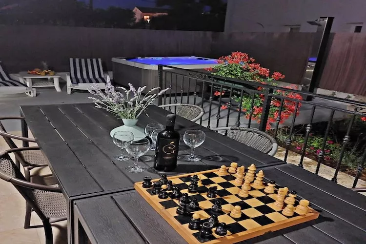 Mihael Holiday House - Three Bedroom Holiday Home with jacuzzi-Eetkamer