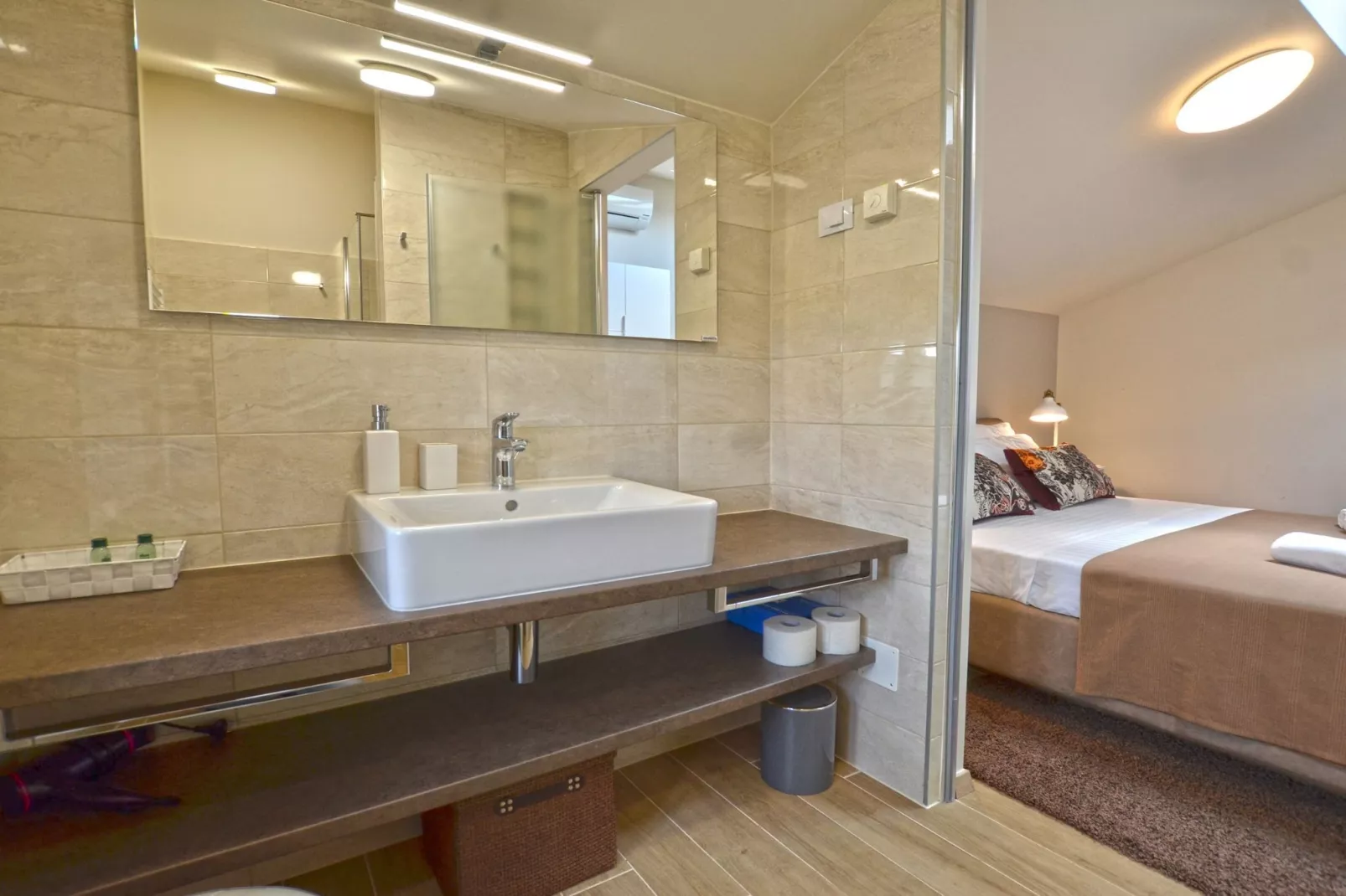 Tranquil Getaway with Shared Pool in Bale - One Bedroom Apartment-Badkamer