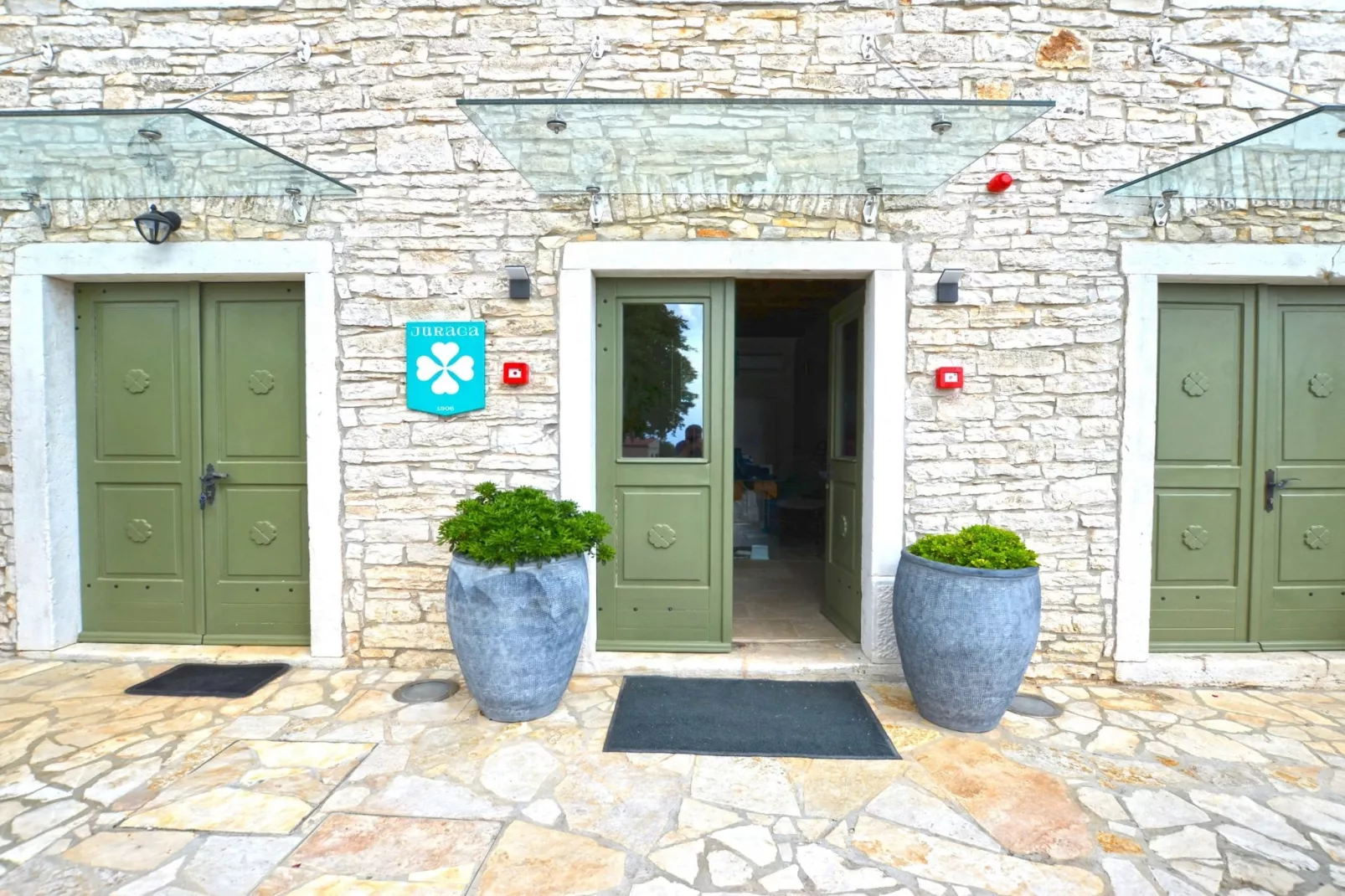 Tranquil Getaway with Shared Pool in Bale - One Bedroom Apartment-Buitenlucht