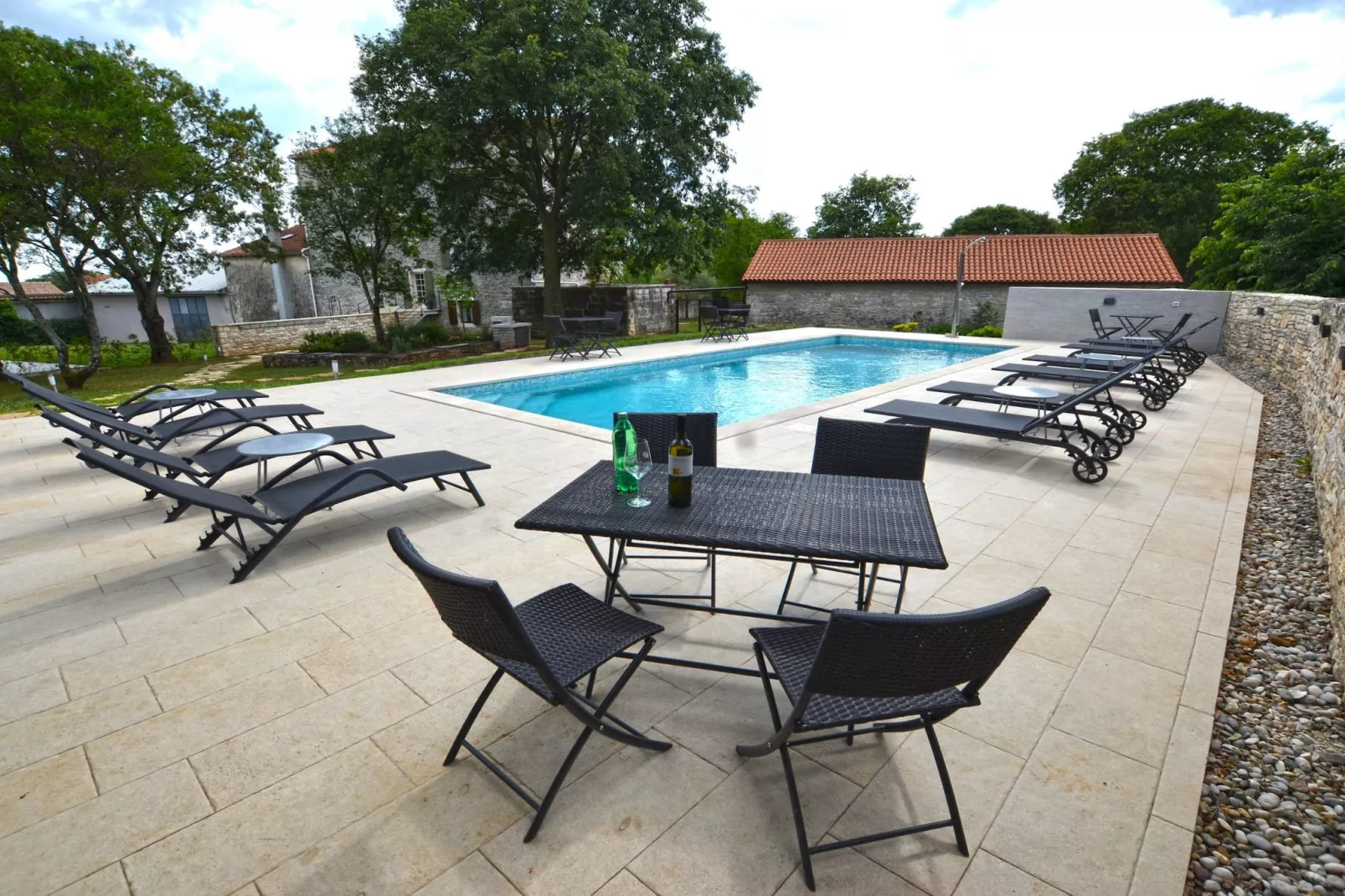 Tranquil Getaway with Shared Pool in Bale - One Bedroom Apartment-Zwembad