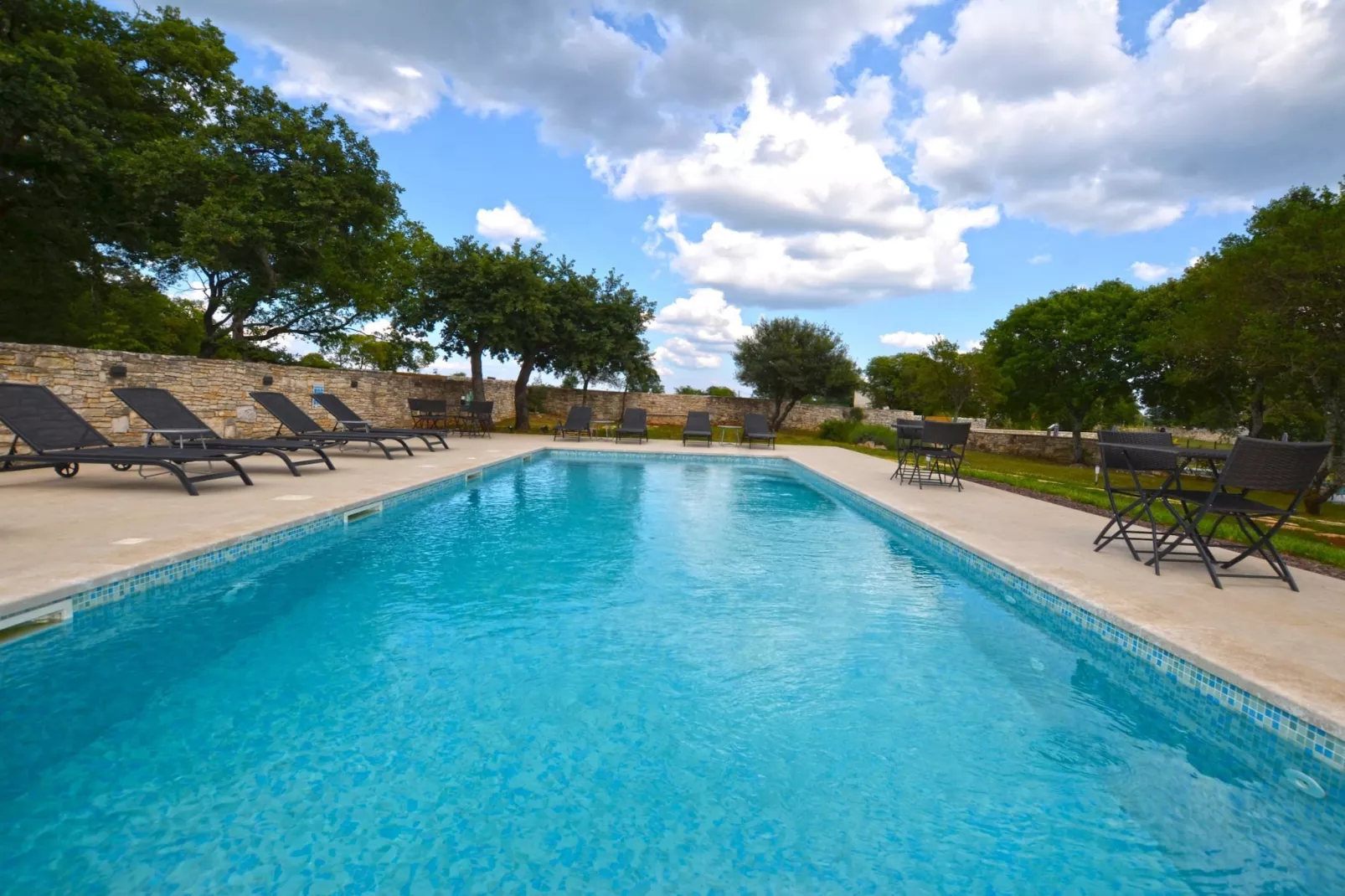 Tranquil Getaway with Shared Pool in Bale - One Bedroom Apartment-Zwembad