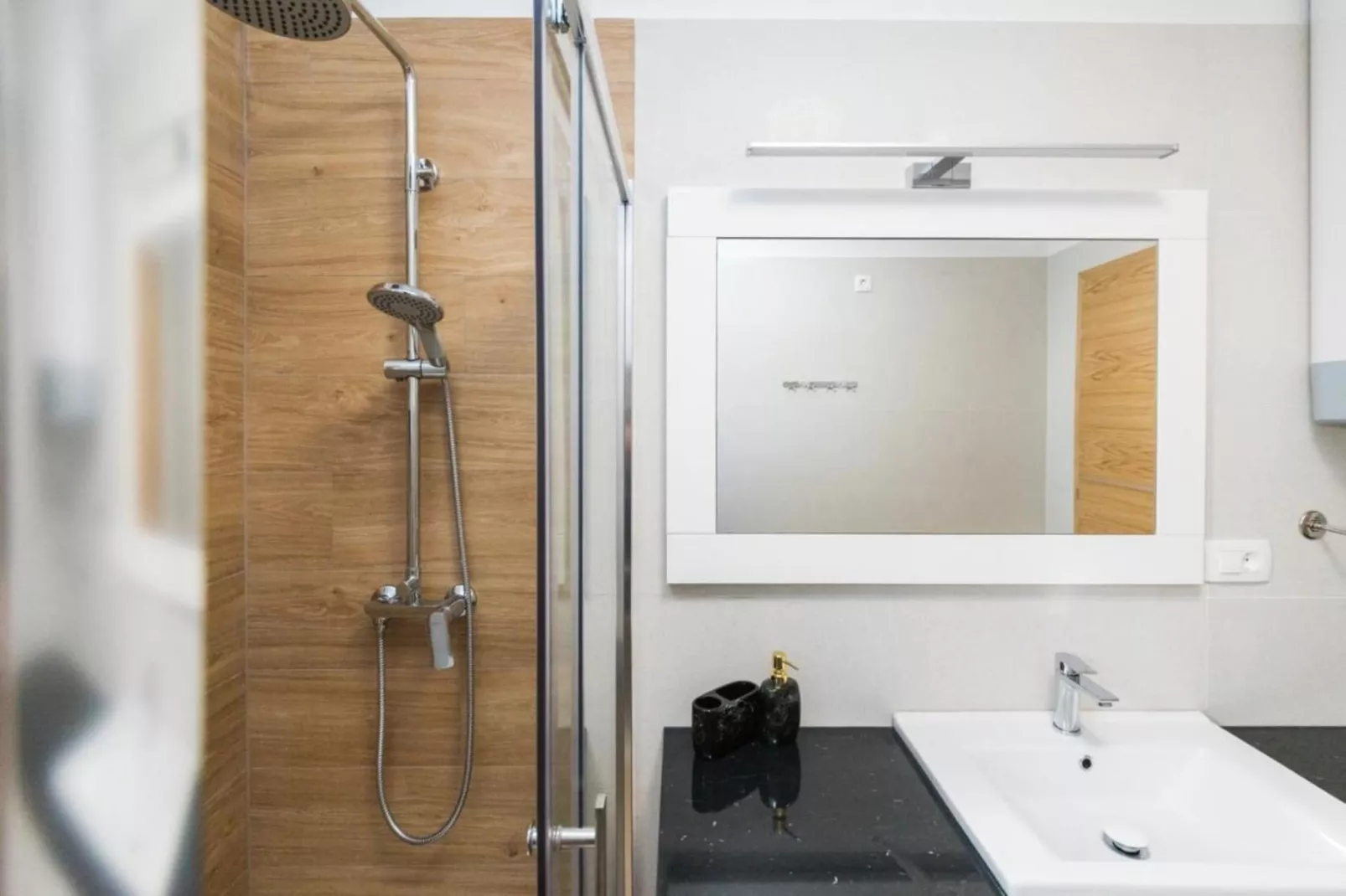 Mihael Holiday House - Three Bedroom Holiday Home with jacuzzi-Badkamer