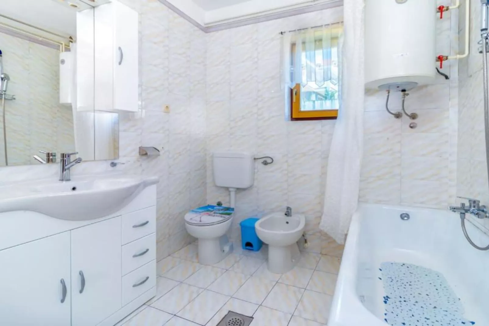 Apartments Panorama - Two Bedroom Apartment with  Terrace and Sea View (1)-Badkamer