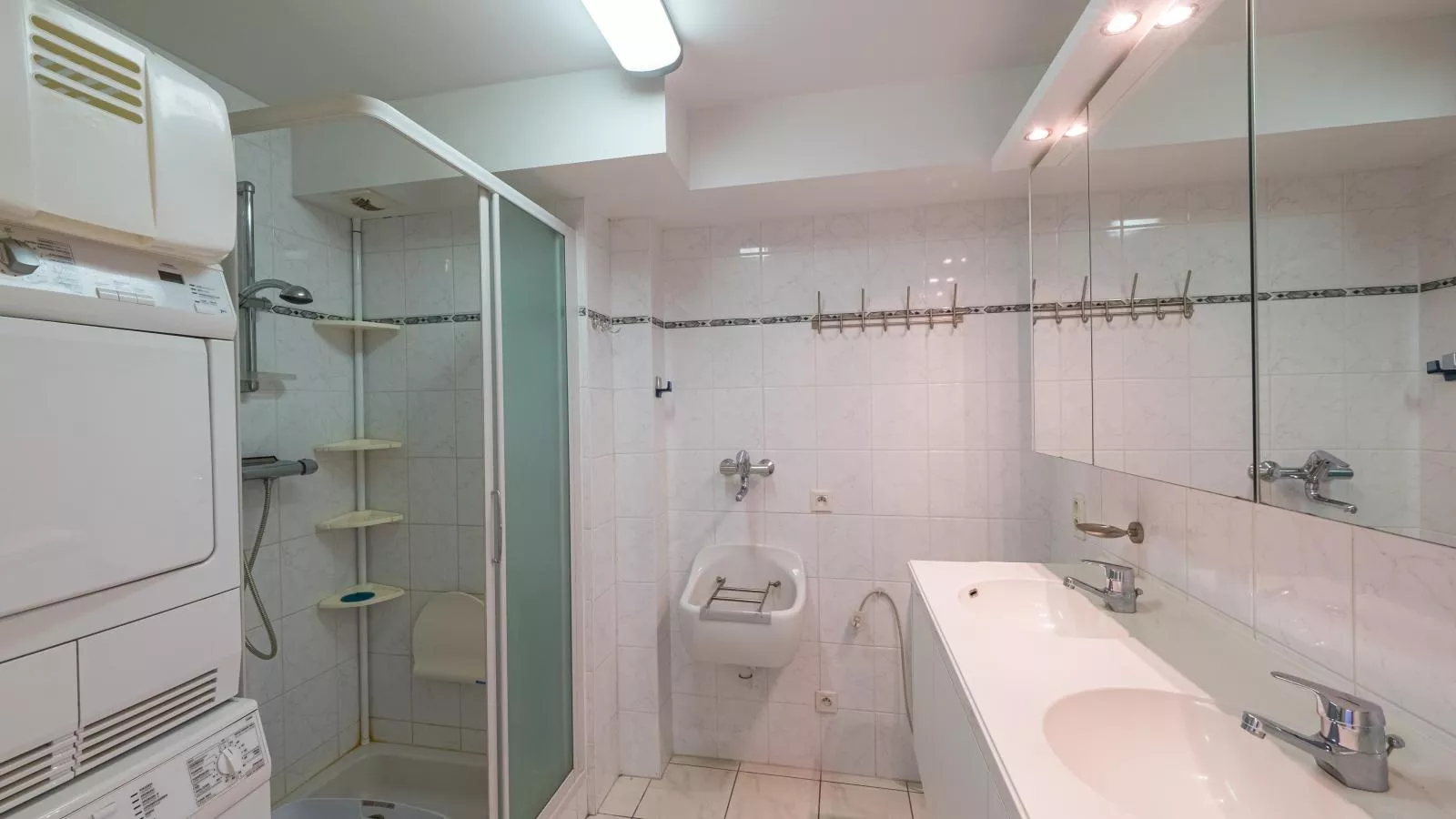 Princess I - 0302 + box 214 (Casino Parking)-Badkamer