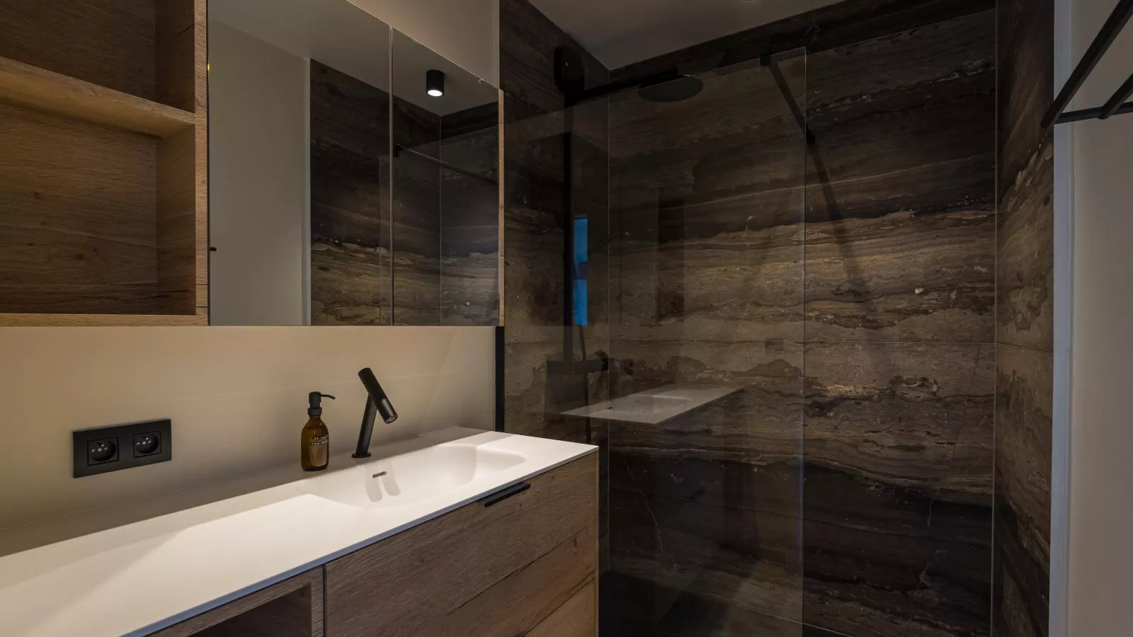 Lakme - 0801 + box 16 (Villa Georges II)-Badkamer