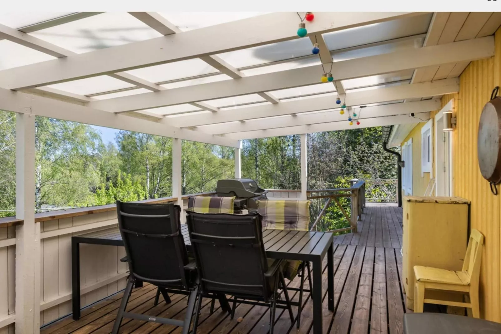 Gezellig toevluchtsoord in het bos met bubbelbad