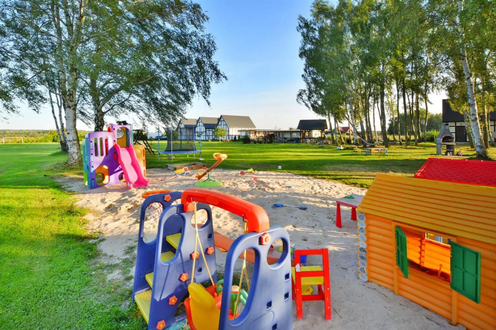 Domki Pani Marii 50 m2 dla 5 osób Jarosławiec-Tuinen zomer